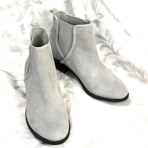 Isaac Mizrahi Live Chelsea Boots Suede Light Grey Cement Gloria sz 10 New No Box - Picture 2 of 11